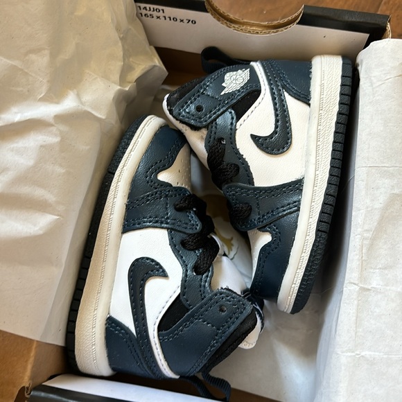 Jordan 1 Mid Size 2C - Picture 2 of 2